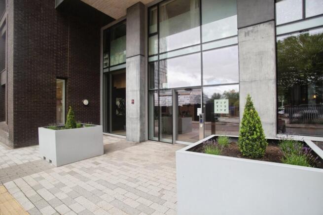 2 bed property, in Queen Street, £300,000