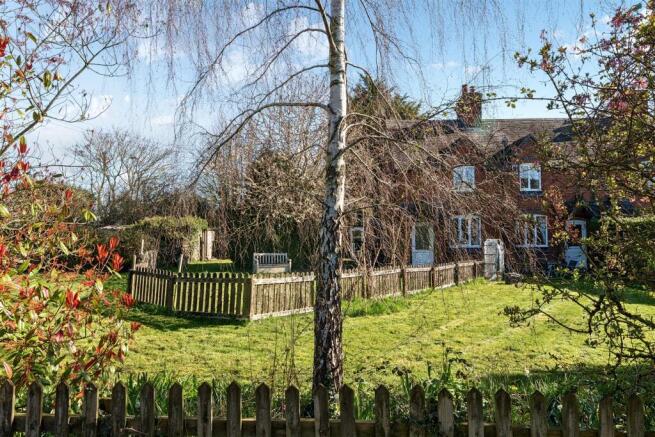 2 bed property, in Main Street, £240,000