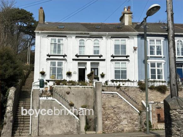 5 bed property, in Lower Manor Road, £295,000