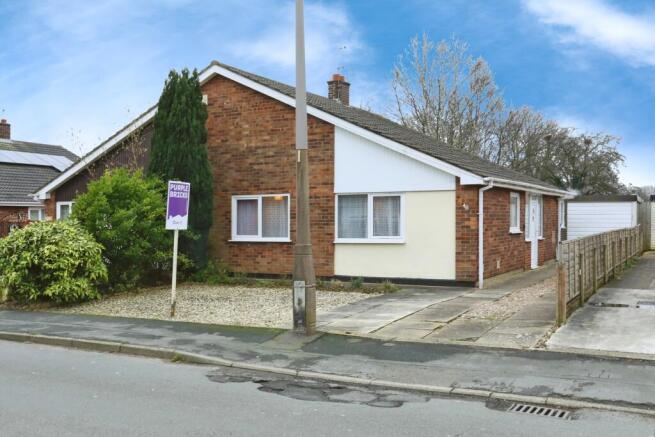 2 bed property, in Southfield Road, £140,000