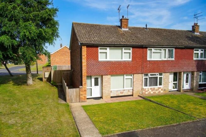 3 bed property, in Garden Close, £250,000