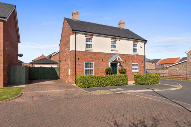 4 bed property, in Larkspur Avenue, £325,000