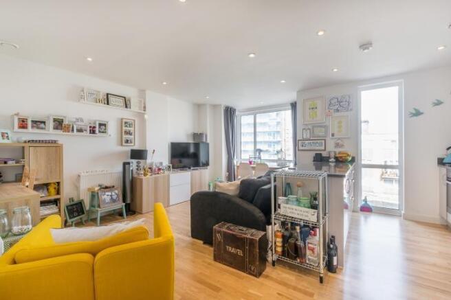 1 bed property, in Lighterage Court, £225,000