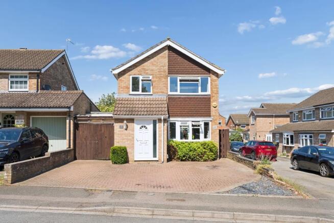 3 bed property, in Almond Road, £425,000