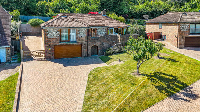 3 bed property, in Lincoln Close, £950,000