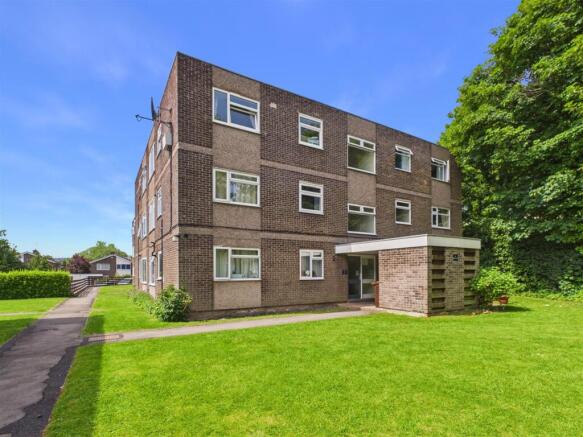2 bed property, in Hallam Grange Close, £170,000