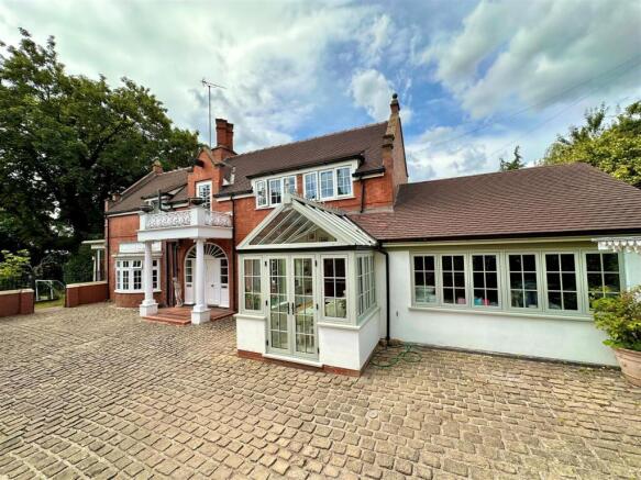 4 bed property, in Buxton Road West, £700,000
