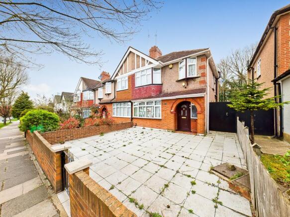 3 bed property, in Whitton Avenue West, £549,950