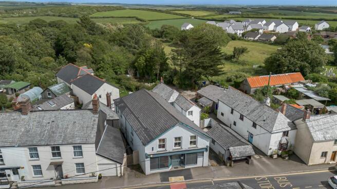 5 bed property, in The Square, £385,000