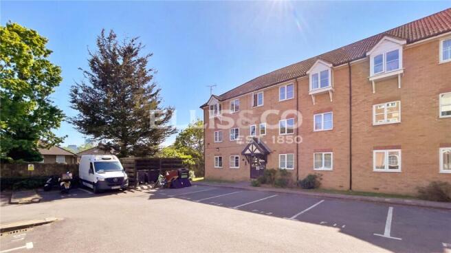 2 bed property, in Foxglove Court, £330,000
