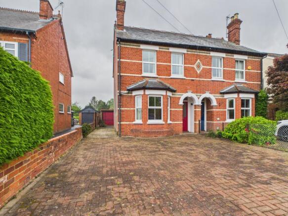 2 bed property, in Victoria Road, £450,000