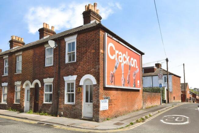 2 bed property, in Devizes Road, £195,000