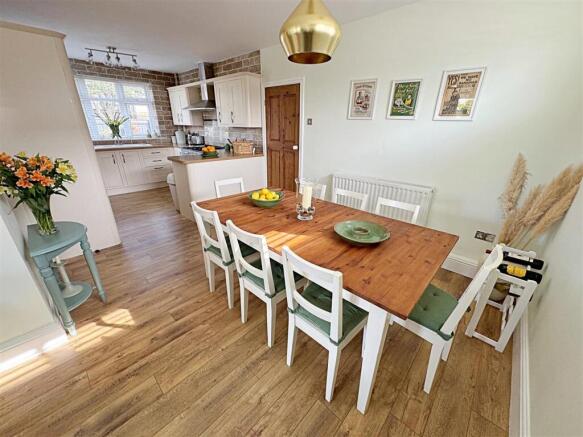 4 bed property, in Fairway, £295,000