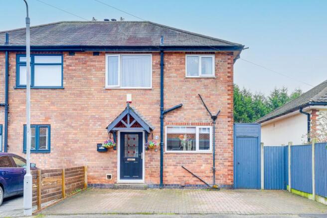 3 bed property, in Chesterfield Drive, £300,000