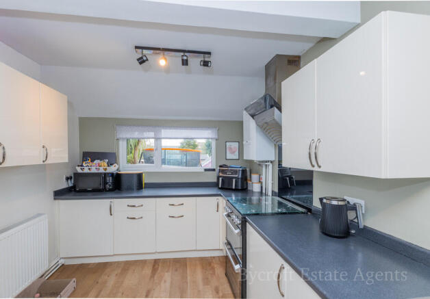 2 bed property, in Roslyn Road, £210,000