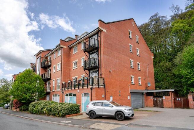 2 bed property, in Mill Green, £139,950