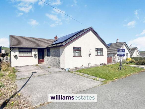 4 bed property, in Clawddnewydd, £280,000