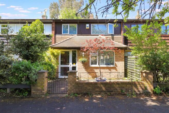 3 bed property, in Lawrence Way, £360,000