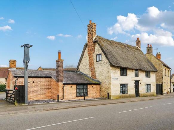 3 bed property, in The former Malting House Pub, £625,000