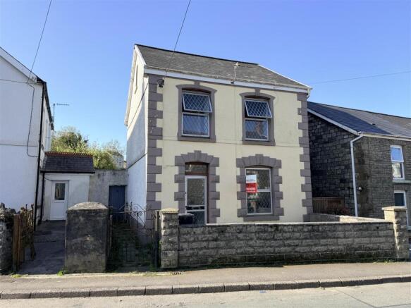 4 bed property, in Banwen Place, £135,000