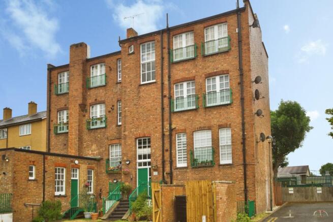 1 bed property, in Station House Mews, £270,000