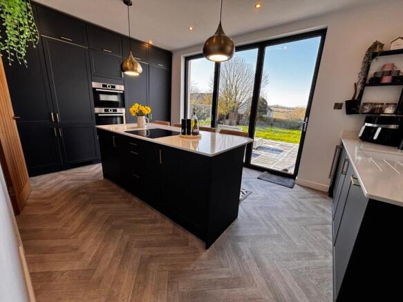 3 bed property, in Heol Llanelli, £300,000