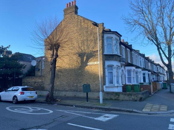 3 bed property, in Credon Road, £485,000