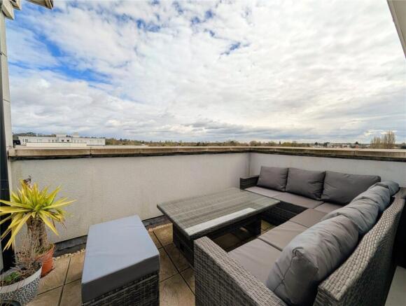 2 bed property, in Heron Way, £295,000