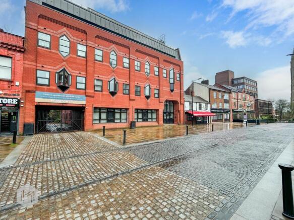 1 bed property, in Churchgate, £80,000