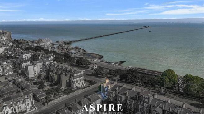3 bed property, in Clifftown Parade, £700,000