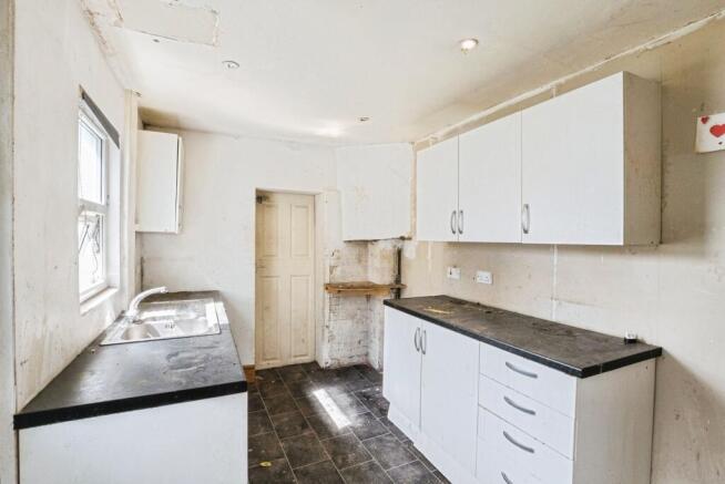 2 bed property, in Warren Street, £60,000