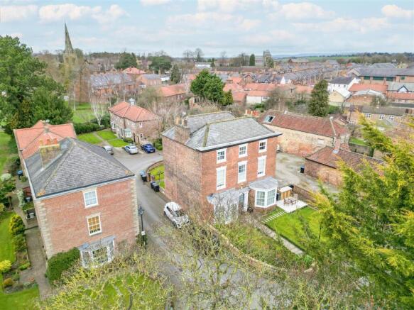 2 bed property, in Park Street, £180,000