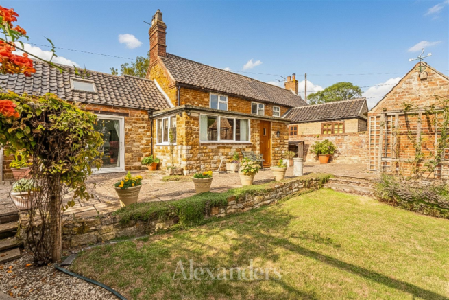 2 bed property, in School Hill, £260,000