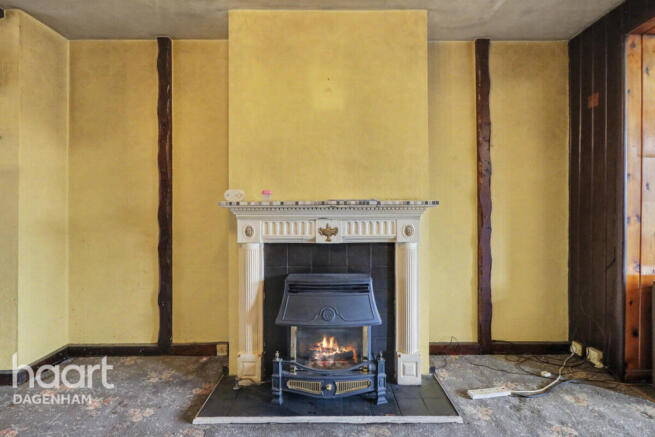 2 bed property, in Wood Lane, £385,000