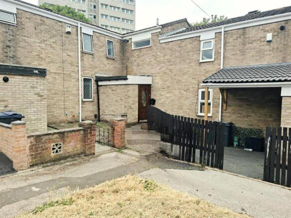 4 bed property, in Barnford Close, £200,000