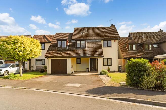 4 bed property, in Garstons Close, £550,000