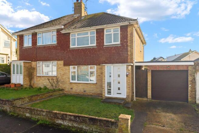 3 bed property, in Kings Avenue, £350,000