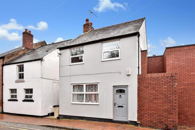 3 bed property, in Well Street, £200,000