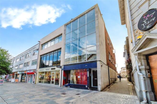 1 bed property, in High Street, £90,000