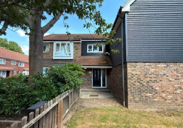 1 bed property, in 3 Hadleigh Walk, £120,000