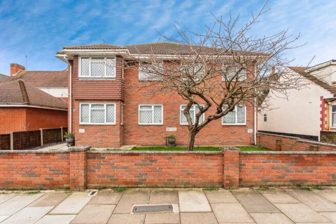 2 bed property, in Eastbourne Grove, £160,000