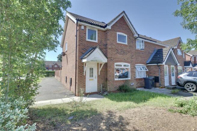 3 bed property, in Redwood Grove, £280,000