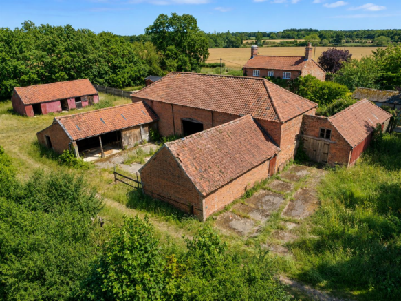 5 bed property, in Salle, £450,000