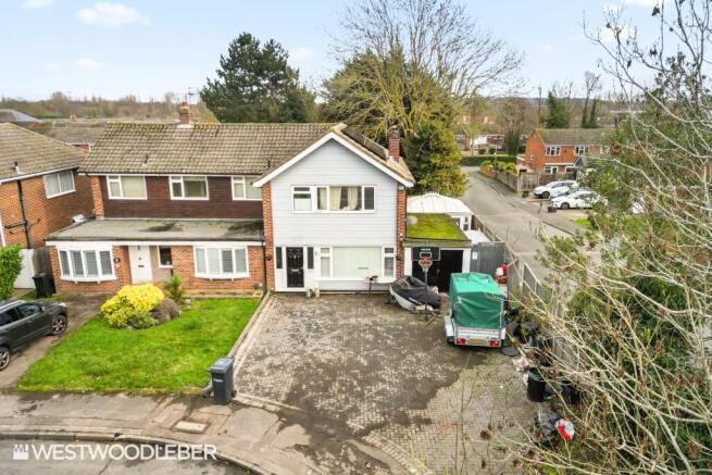 4 bed property, in Priory Close, £572,500