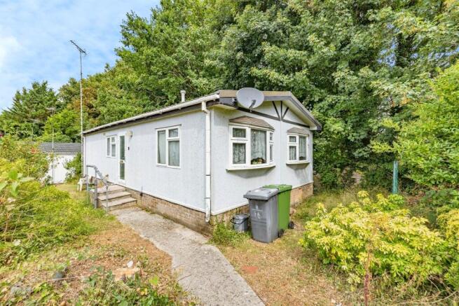 2 bed property, in Bushey Hall Drive, £80,000