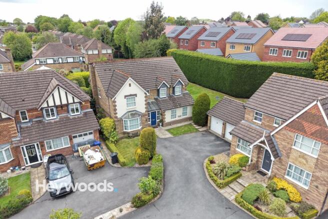 5 bed property, in Bluebell Drive, £625,000