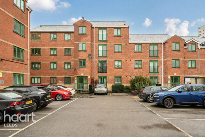 2 bed property, in Admiral Street, £95,000