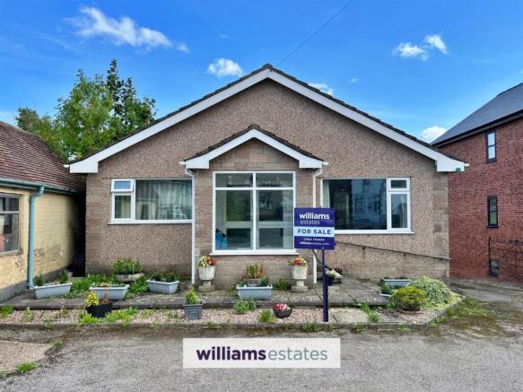 3 bed property, in Clawddnewydd, £280,000