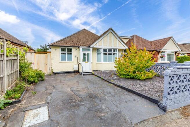 2 bed property, in Woking, £550,000