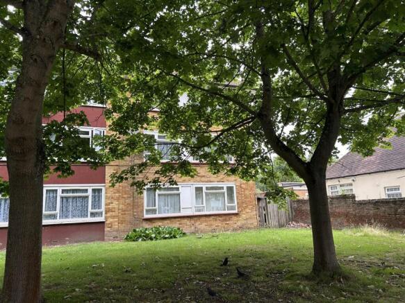 1 bed property, in Old Farm Court, £220,000